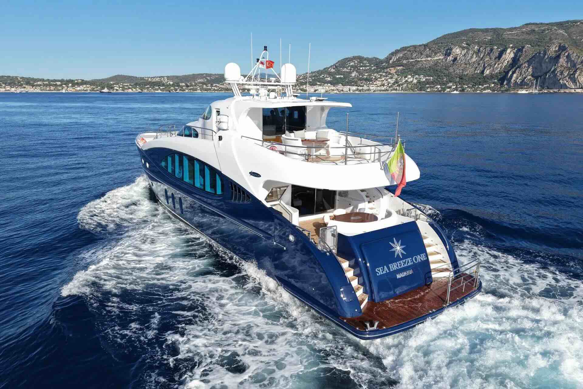 Aft view and swim platform of SEA BREEZE ONE underway